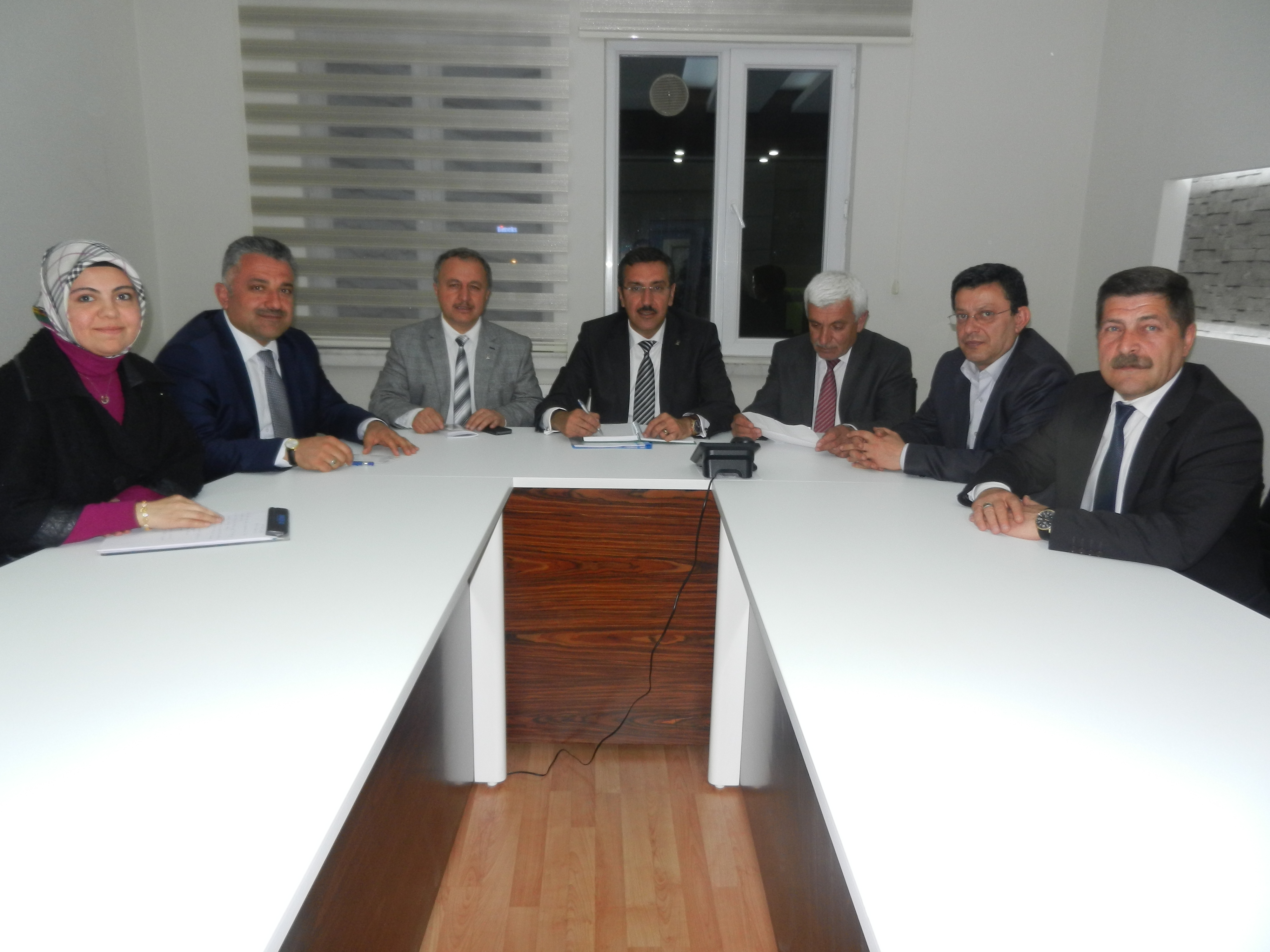 Ak Parti yönetimi, sandıklar için toplandı