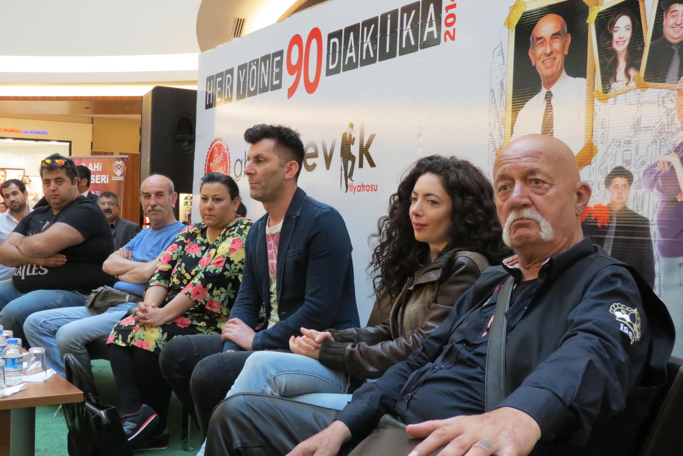 ‘Akılsız tiyatrocu olmaz, akılsız siyasetçi olur”