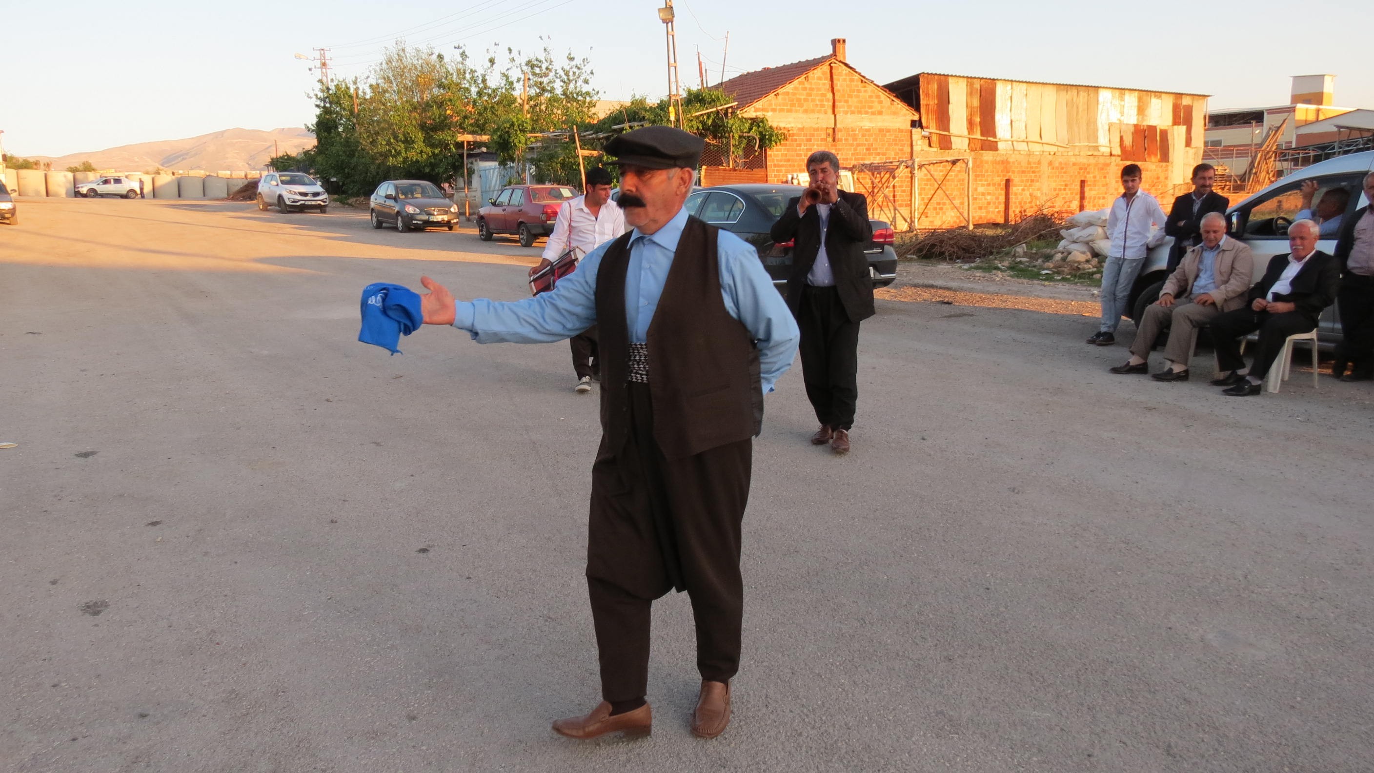 70’lik dede halay gurubu gibi