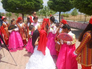 Yöresel kıyafet ve oyun ile kültürler buluşturuldu