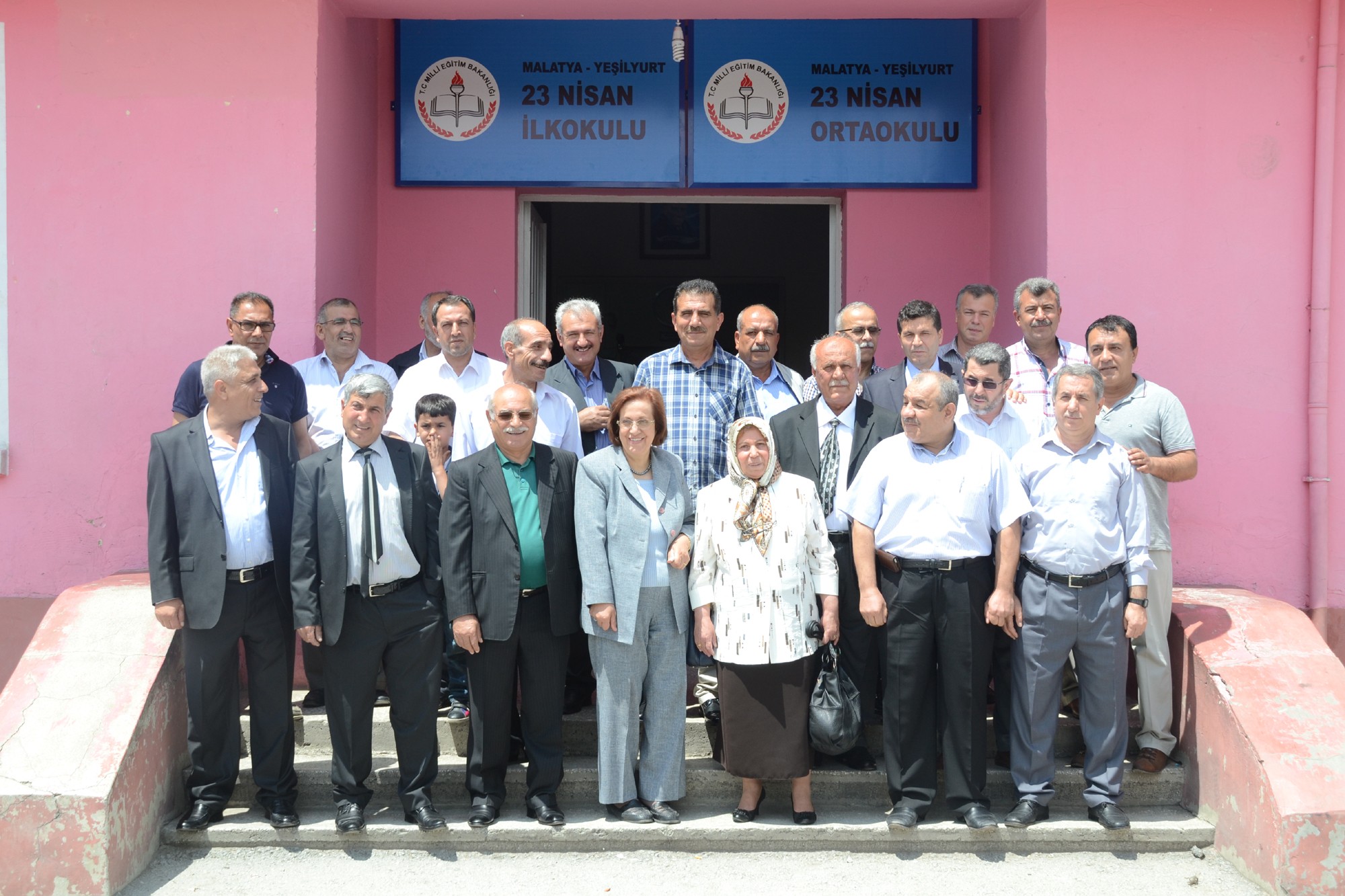 40 yıl sonra, mezun oldukları okullarında bir araya geldiler