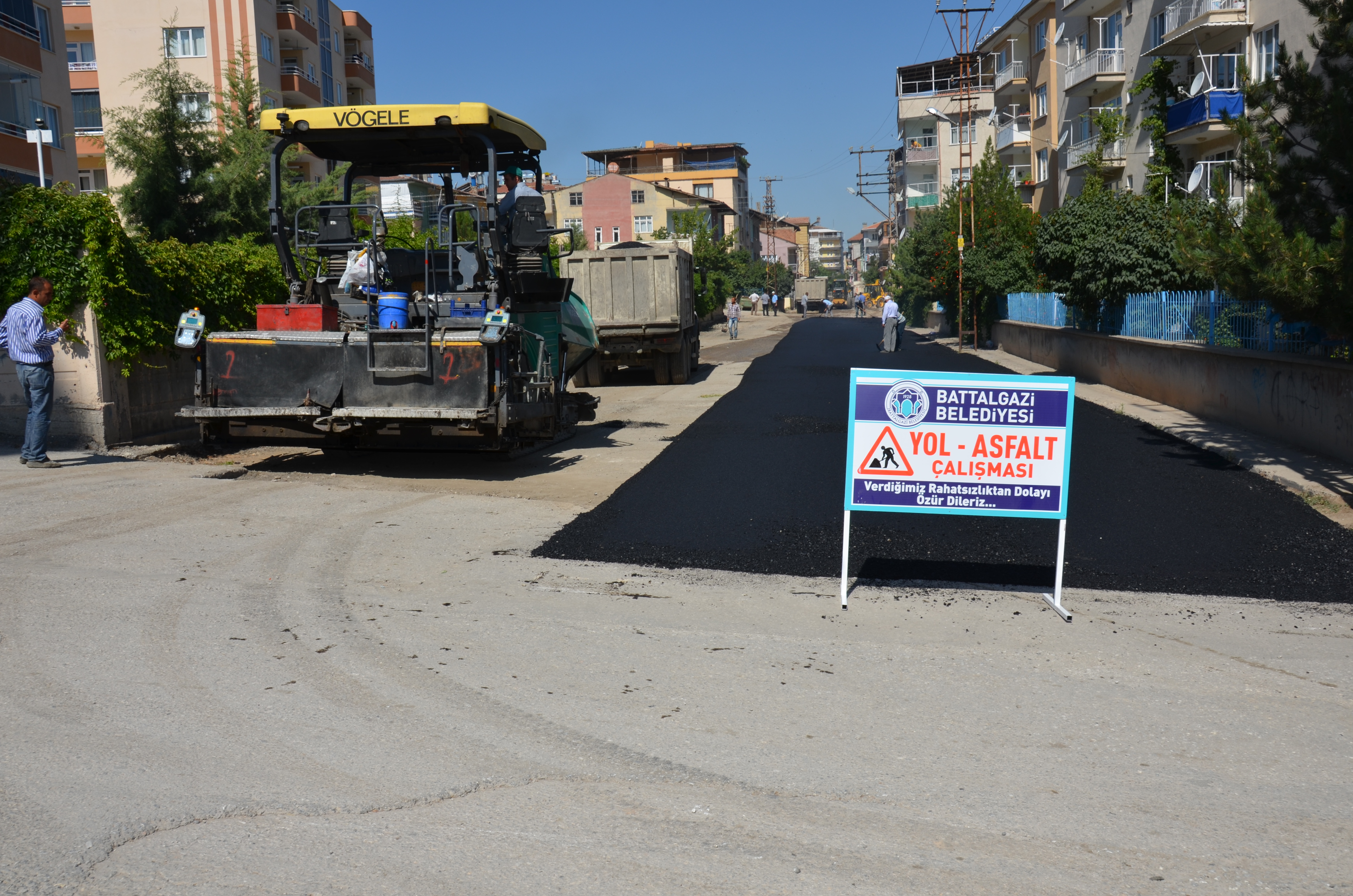 BAŞHARIK ASFALTLANIYOR