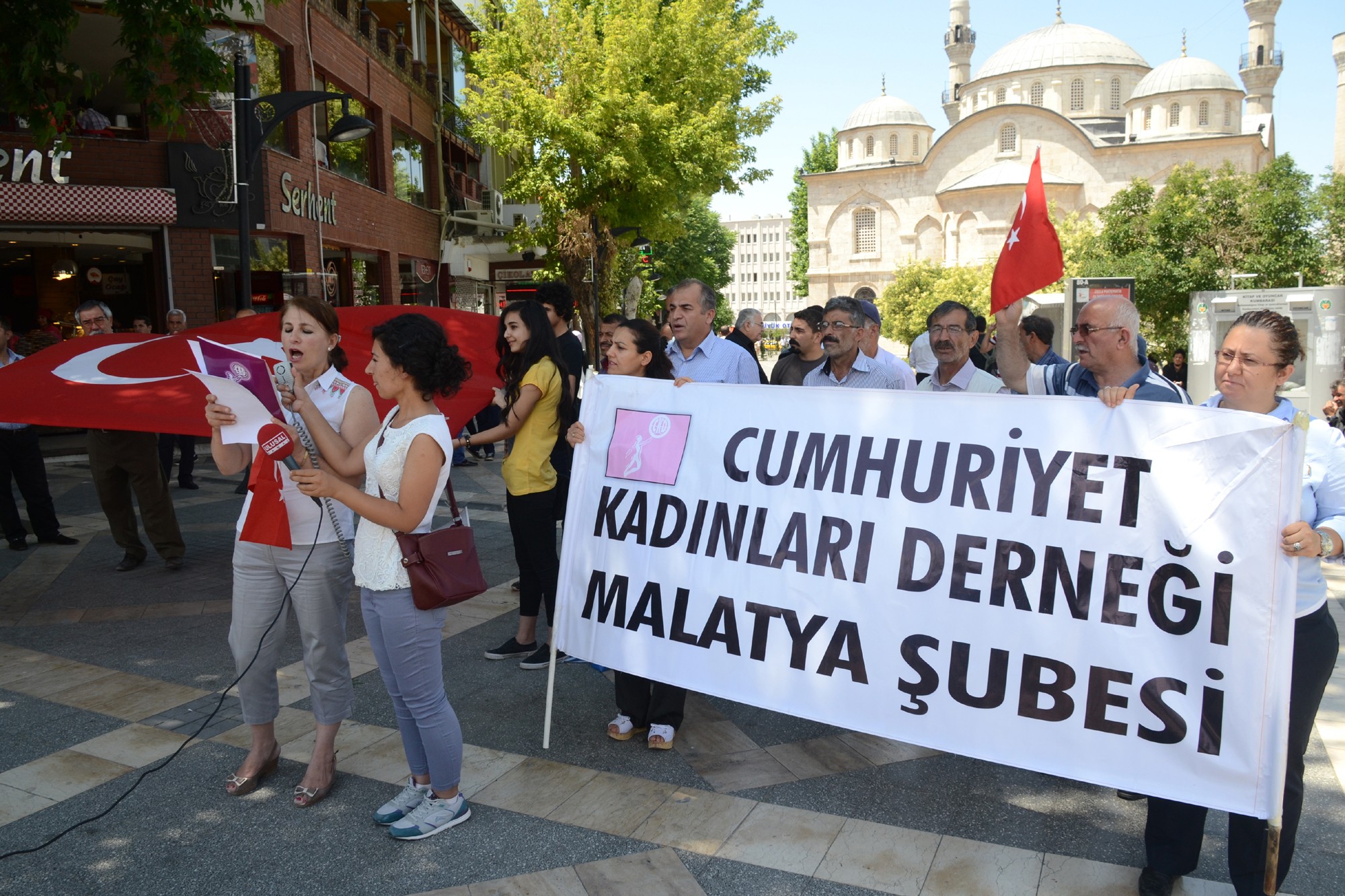 CUMHURİYET KADINLARI DERNEĞİ’NDEN BAYRAK TEPKİSİ