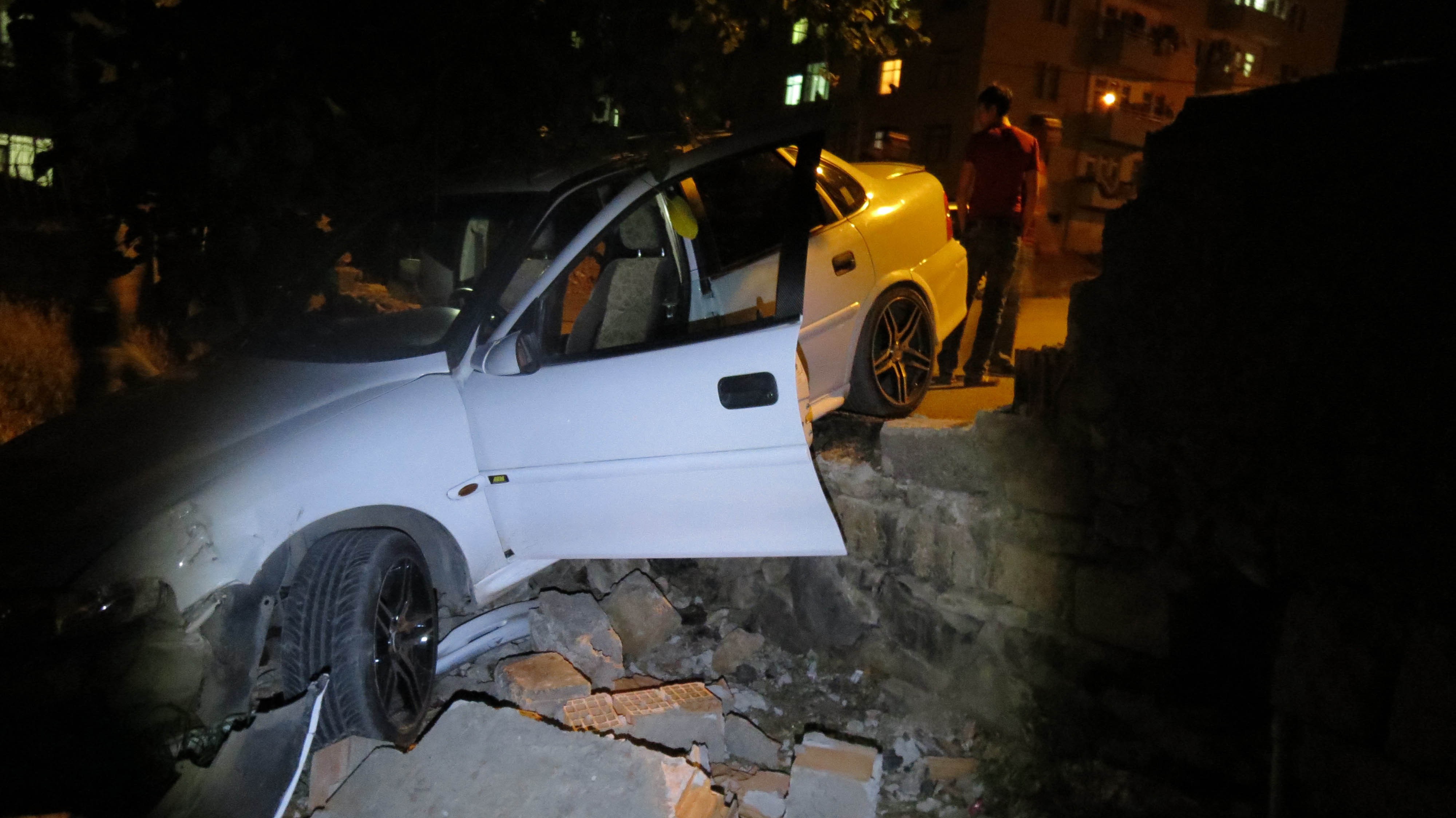 Polis’ten kaçan otomobil bahçeye daldı
