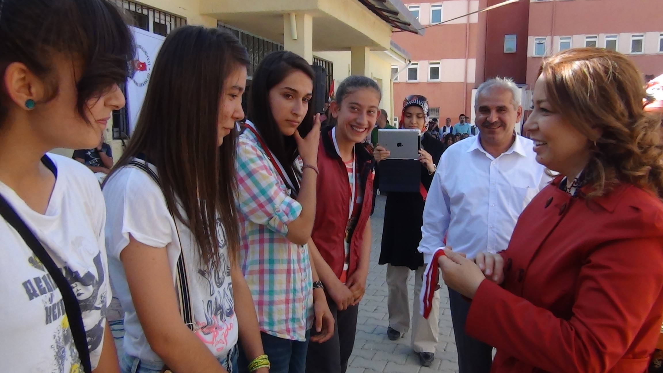 Konak’da başarılı sporcu gençlere ödülleri verildi