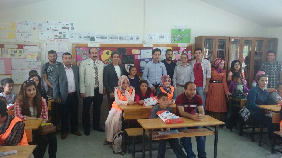 Köy okulu öğrencilerine kırtasiye ve kitap yardımı