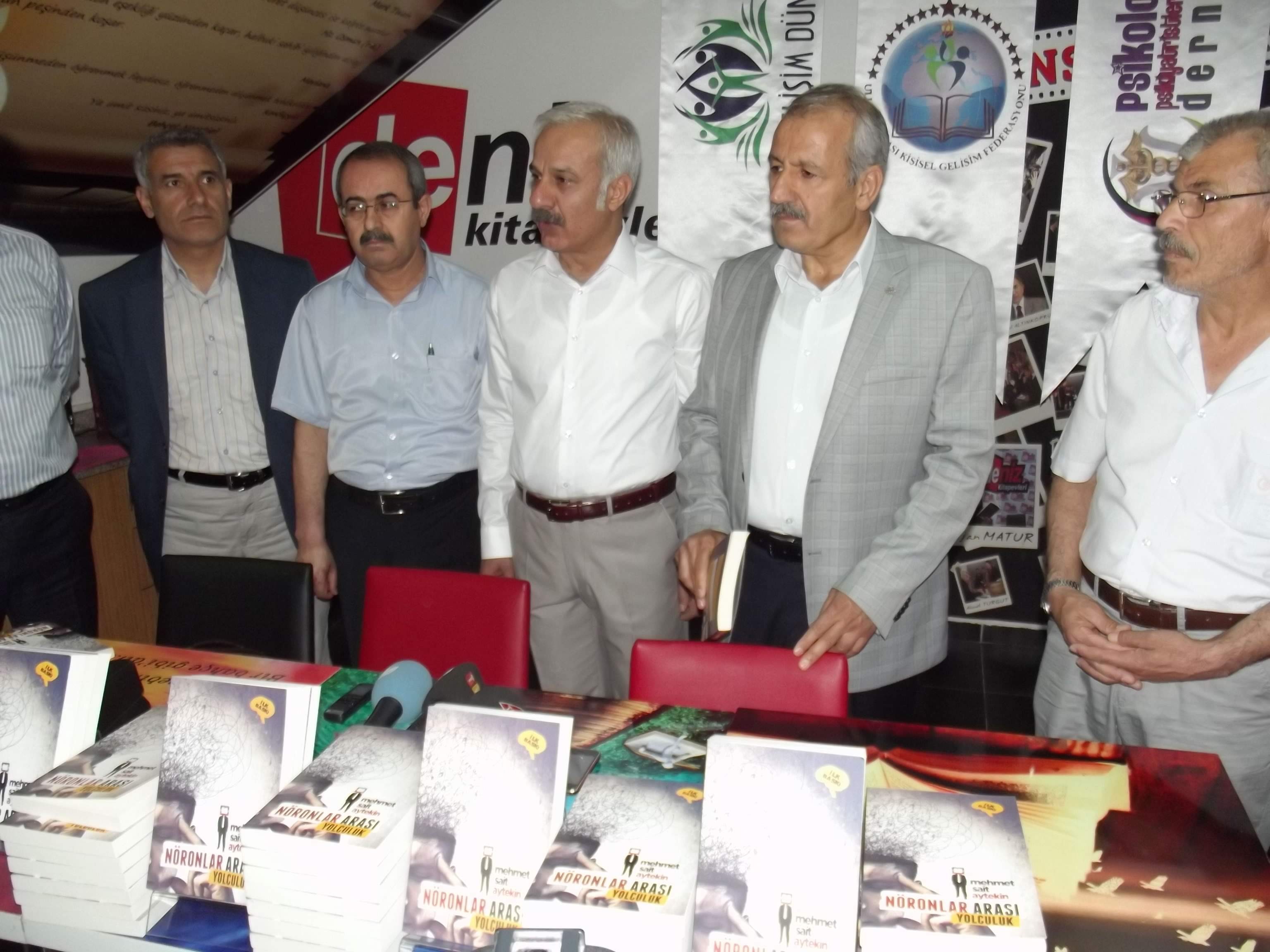Eğitimci yazar Sait Aytekin kitabını imzaladı