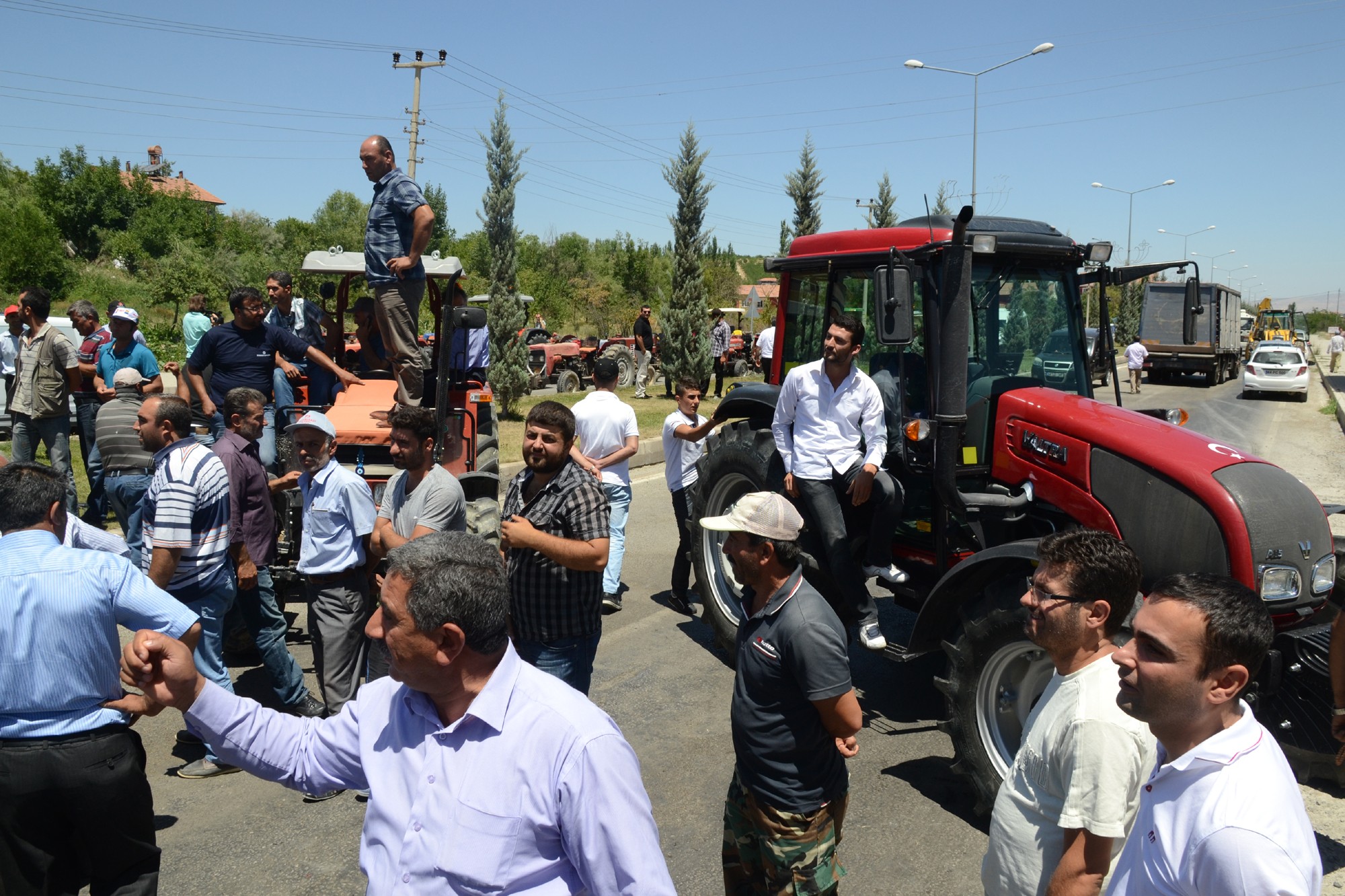 ÇİFTÇİLERDEN SUSUZLUK EYLEMİ