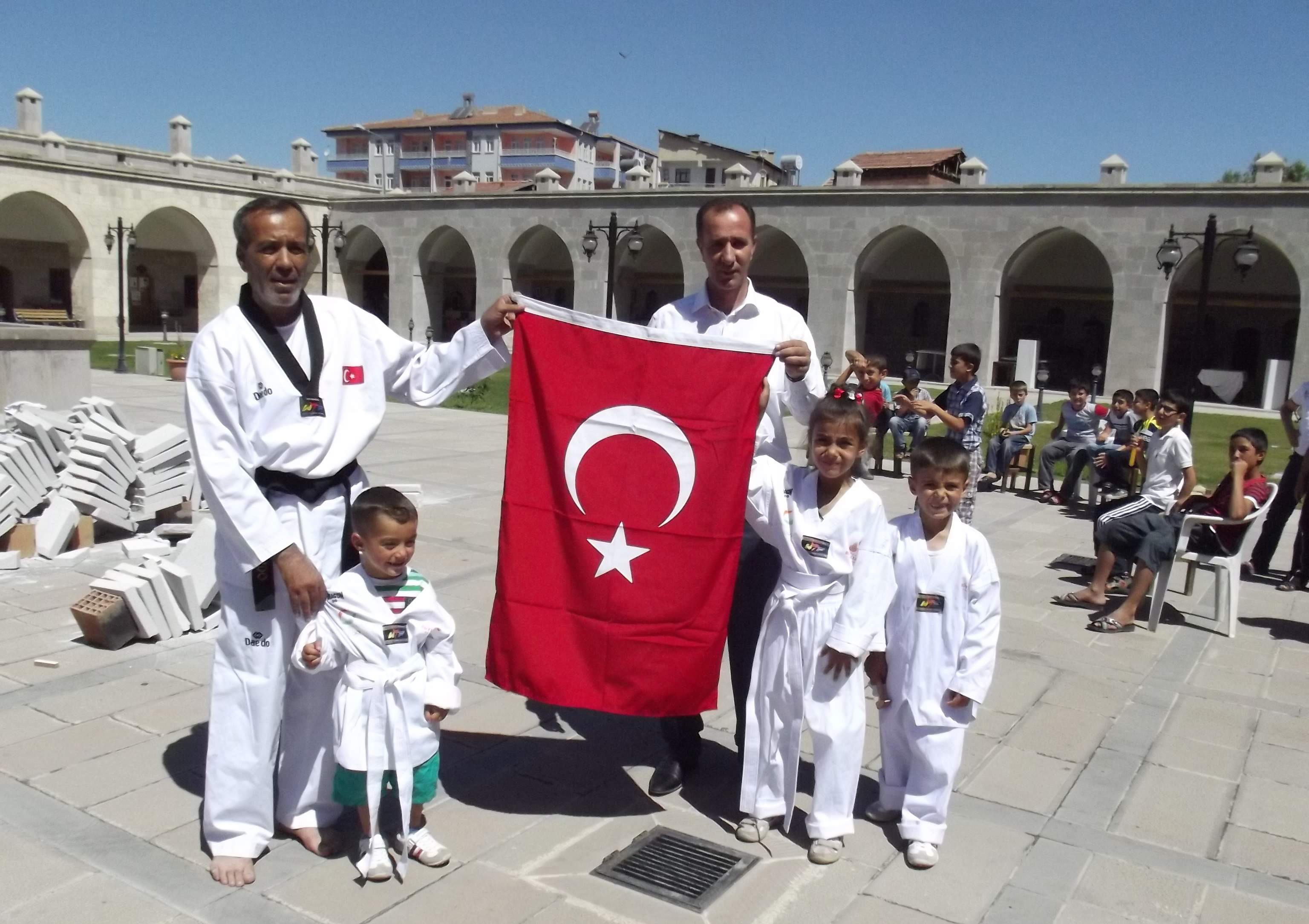 ÜNLÜ TEKVANDOCU ÖZÇINAR 140 YTONGU KIRDI
