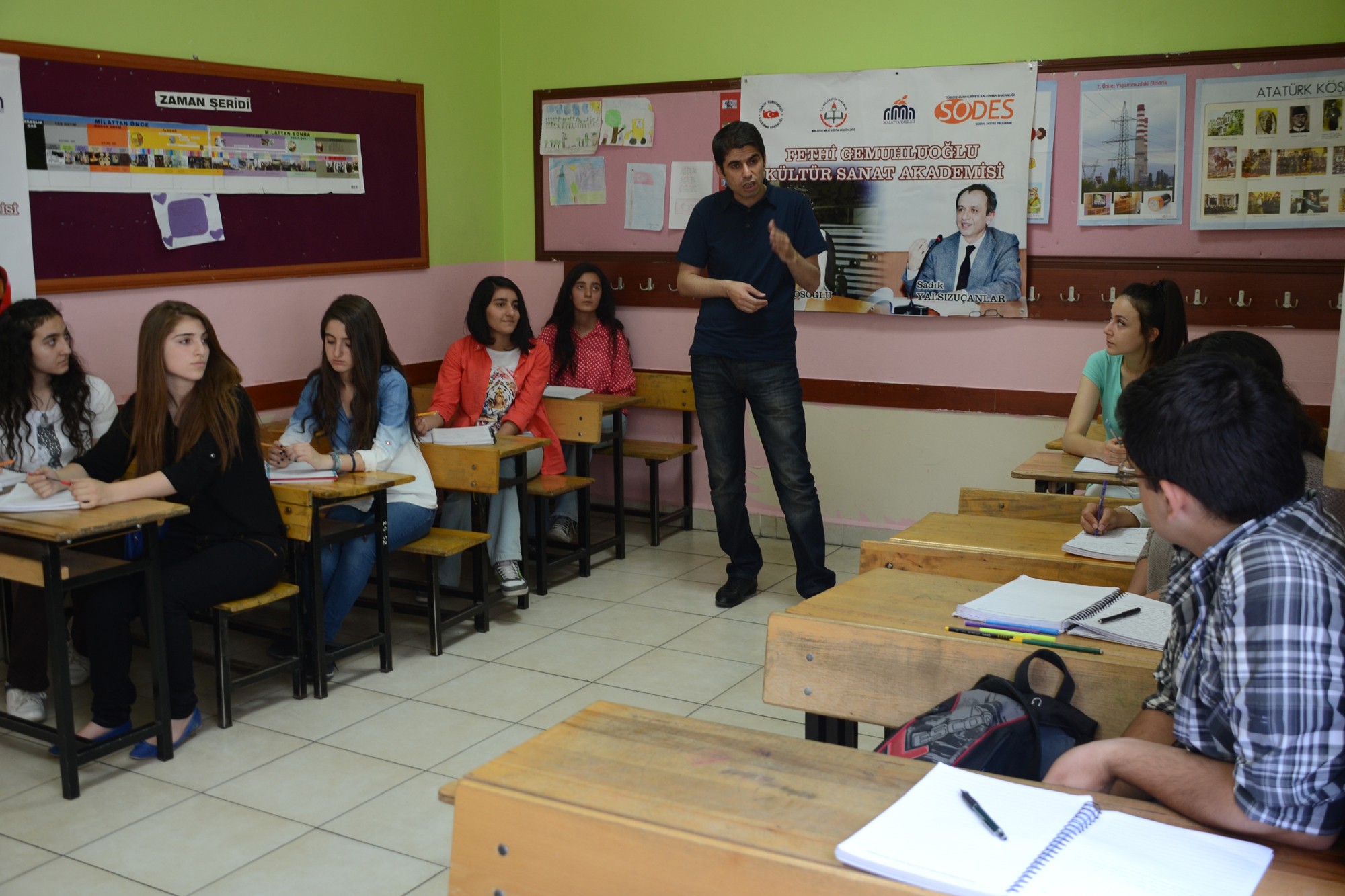 ‘FETHİ GEMUHLUOĞLU SANAT AKADEMİSİ’ PROJESİ’Nİ DEĞERLENDİREN PROF. DR. HASAN KAVRUK: GÜZEL ESERLER ORTAYA ÇIKACAKTIR