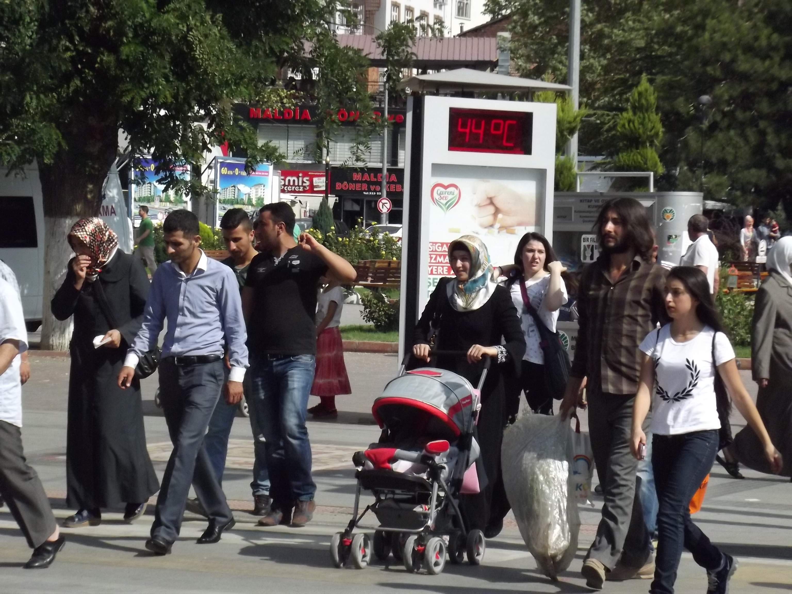 SICAKLIK 44’Ü GÖSTERDİ