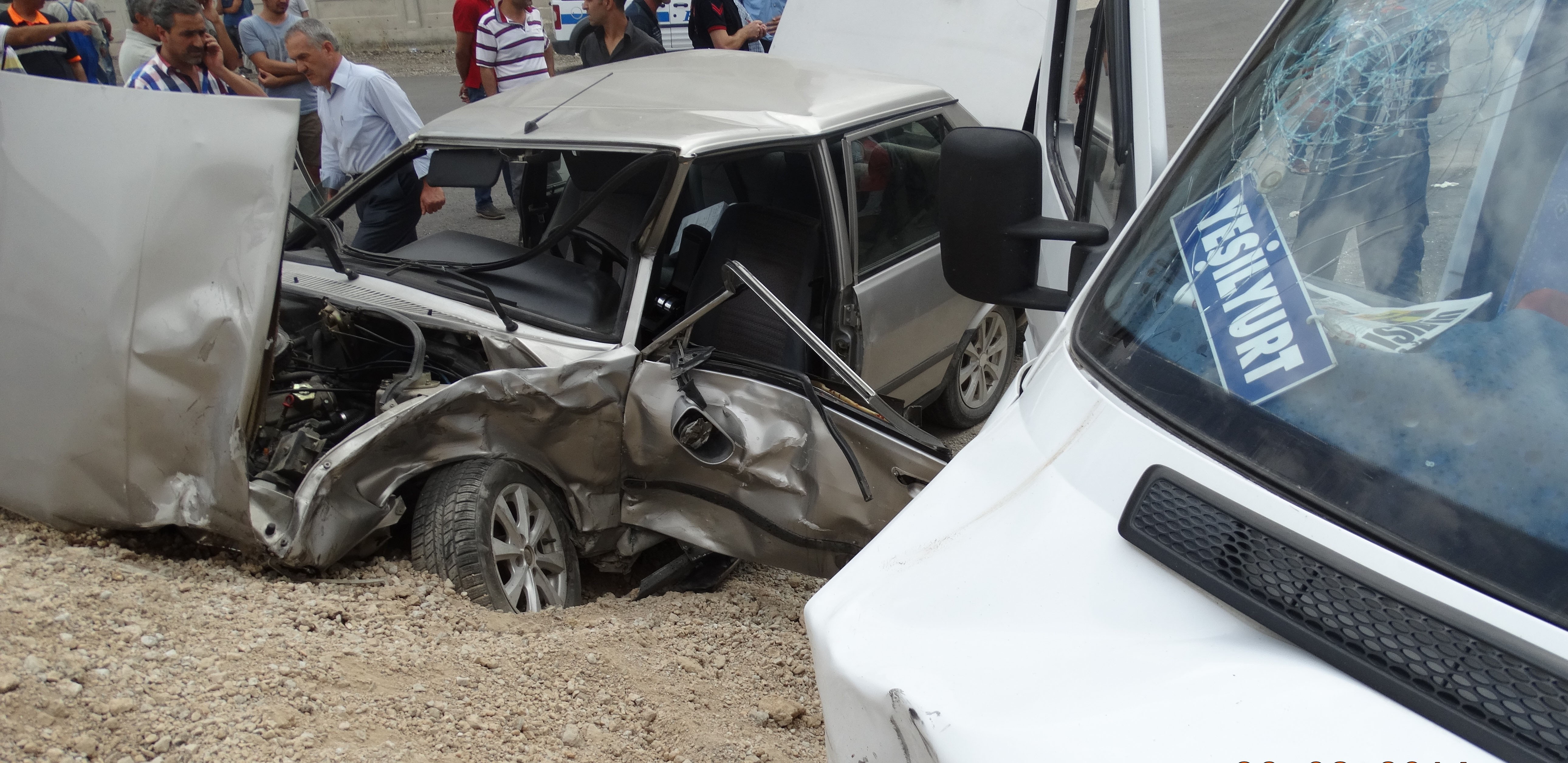 MİNİBÜSÜ İLE OTOMOBİL ÇARPIŞTI: 1 ÖLÜ, 8 YARALI