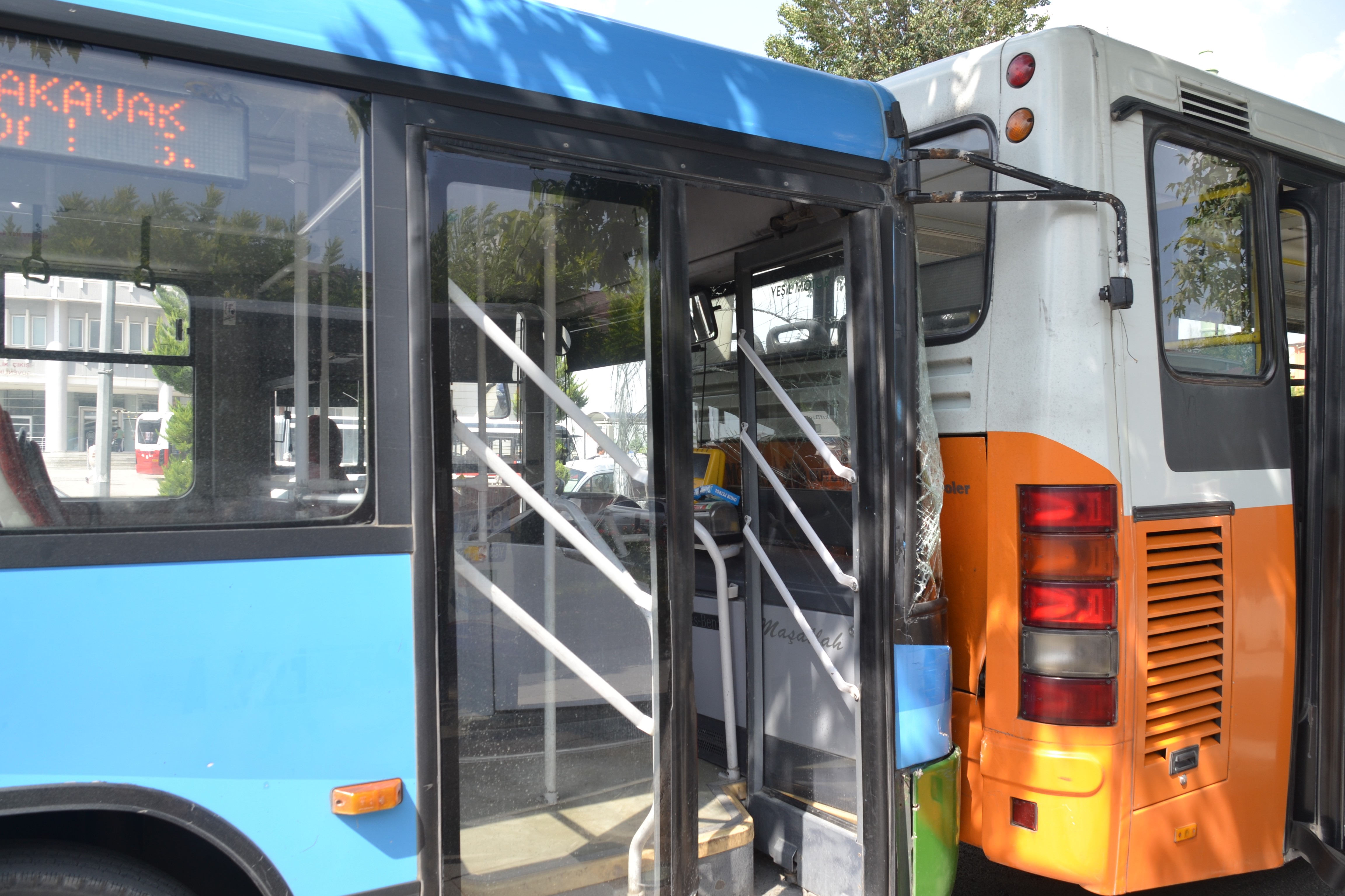 BELEDİYE OTOBÜSLERİ KAZA YAPTI