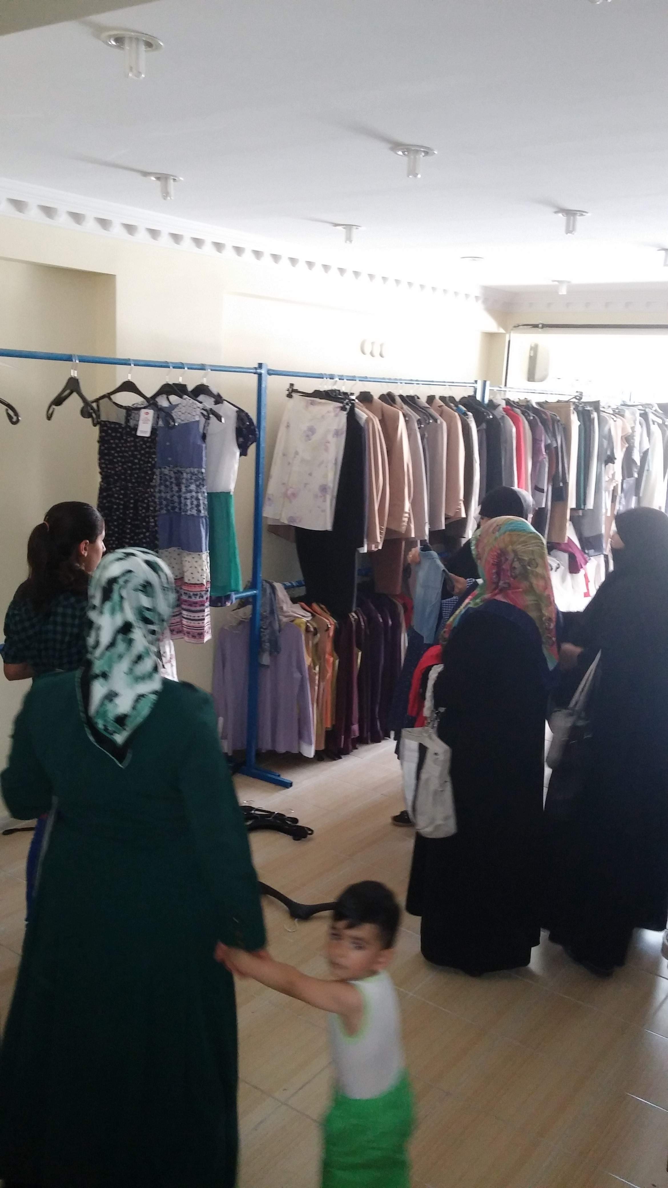 KIZILAY’DAN GİYECEK YARDIMI