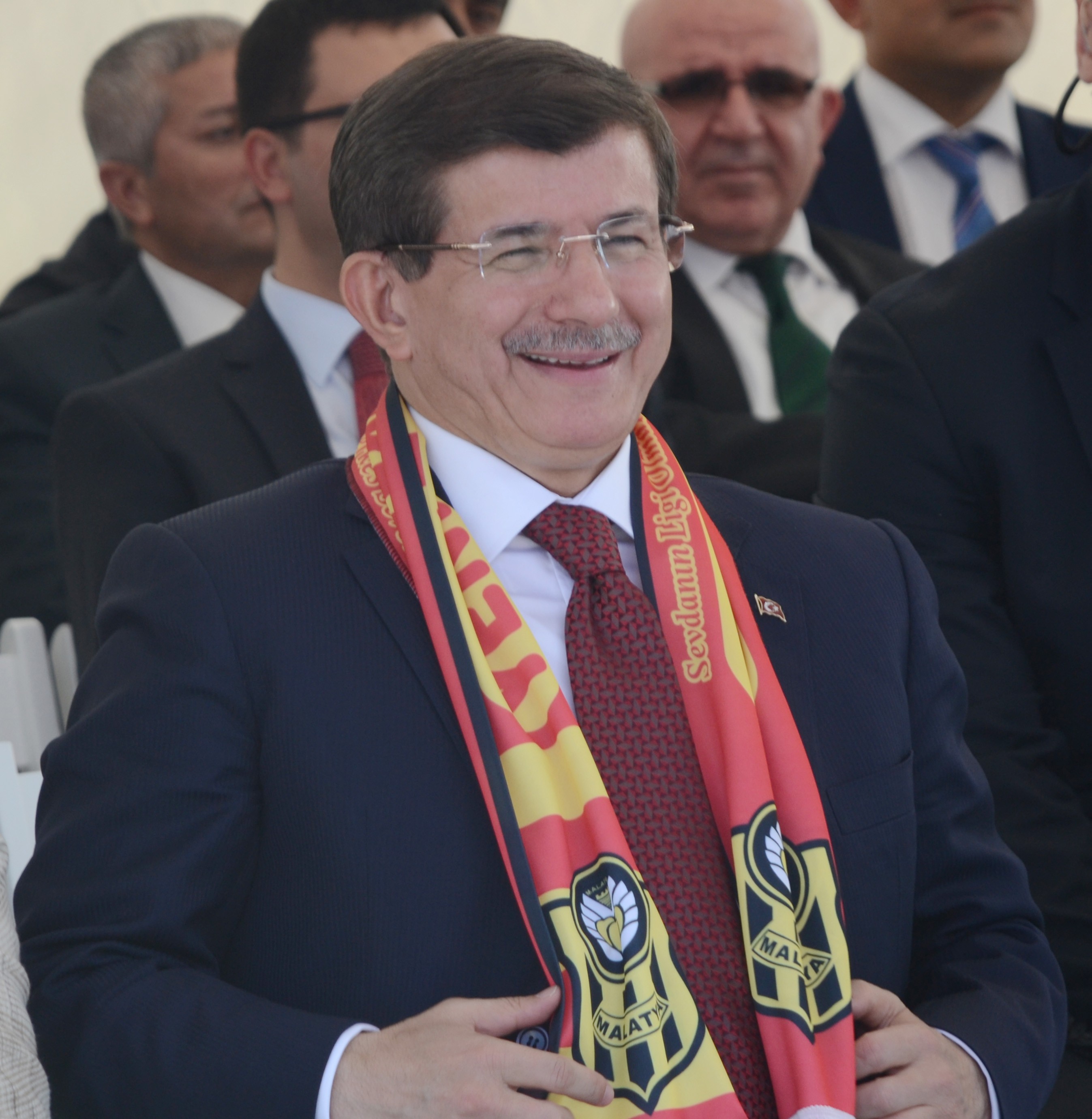 YENİ MALATYASPOR BAŞKANI ADİL GEVREK, BAŞBAKAN DAVUTOĞLU’NA FORMA HEDİYE ETTİ