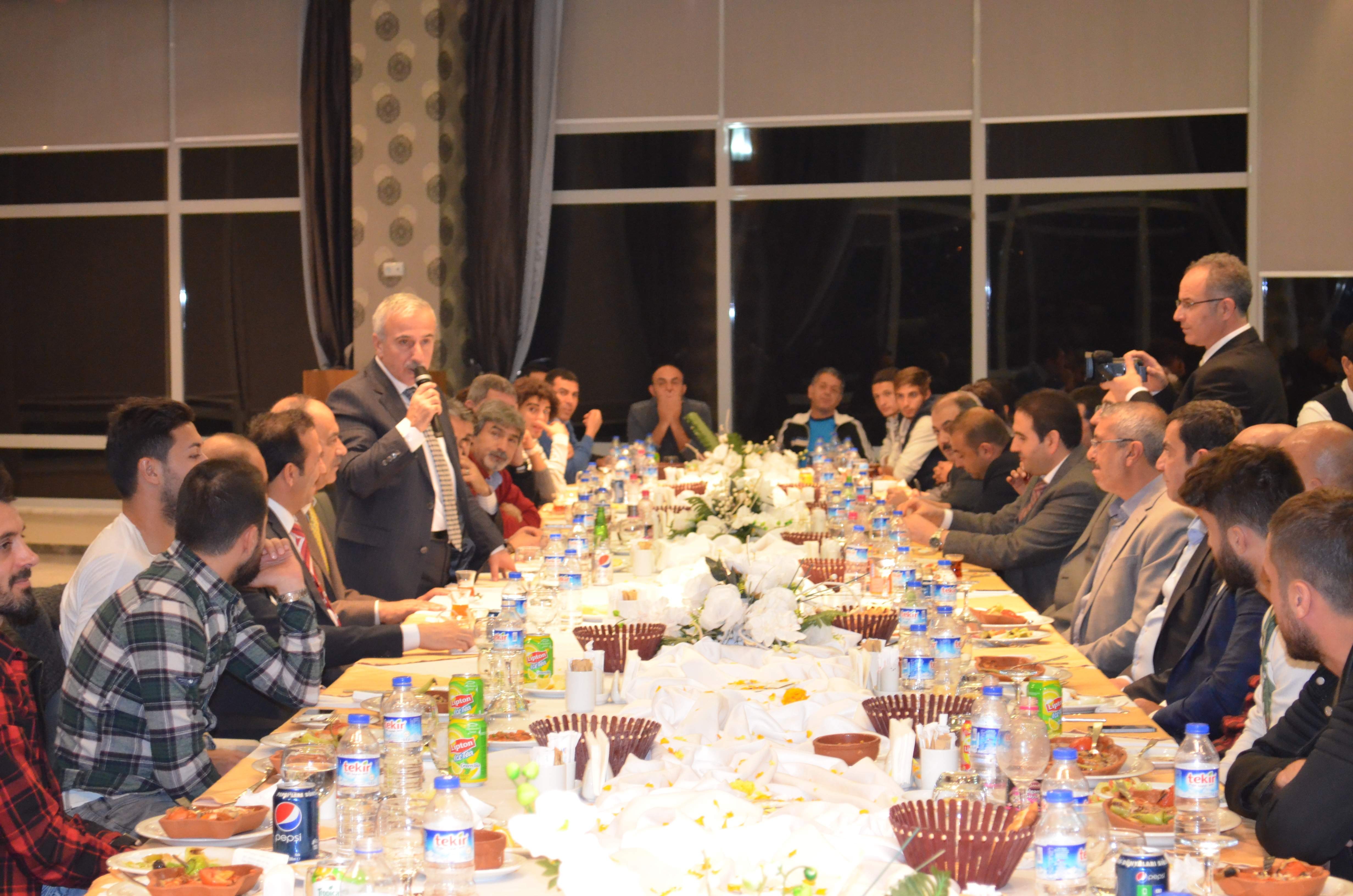 YMS’NİN YEMEĞİNDE KONUŞAN VALİ KAMÇI : ŞAMPİYONLUK BEKLİYORUZ