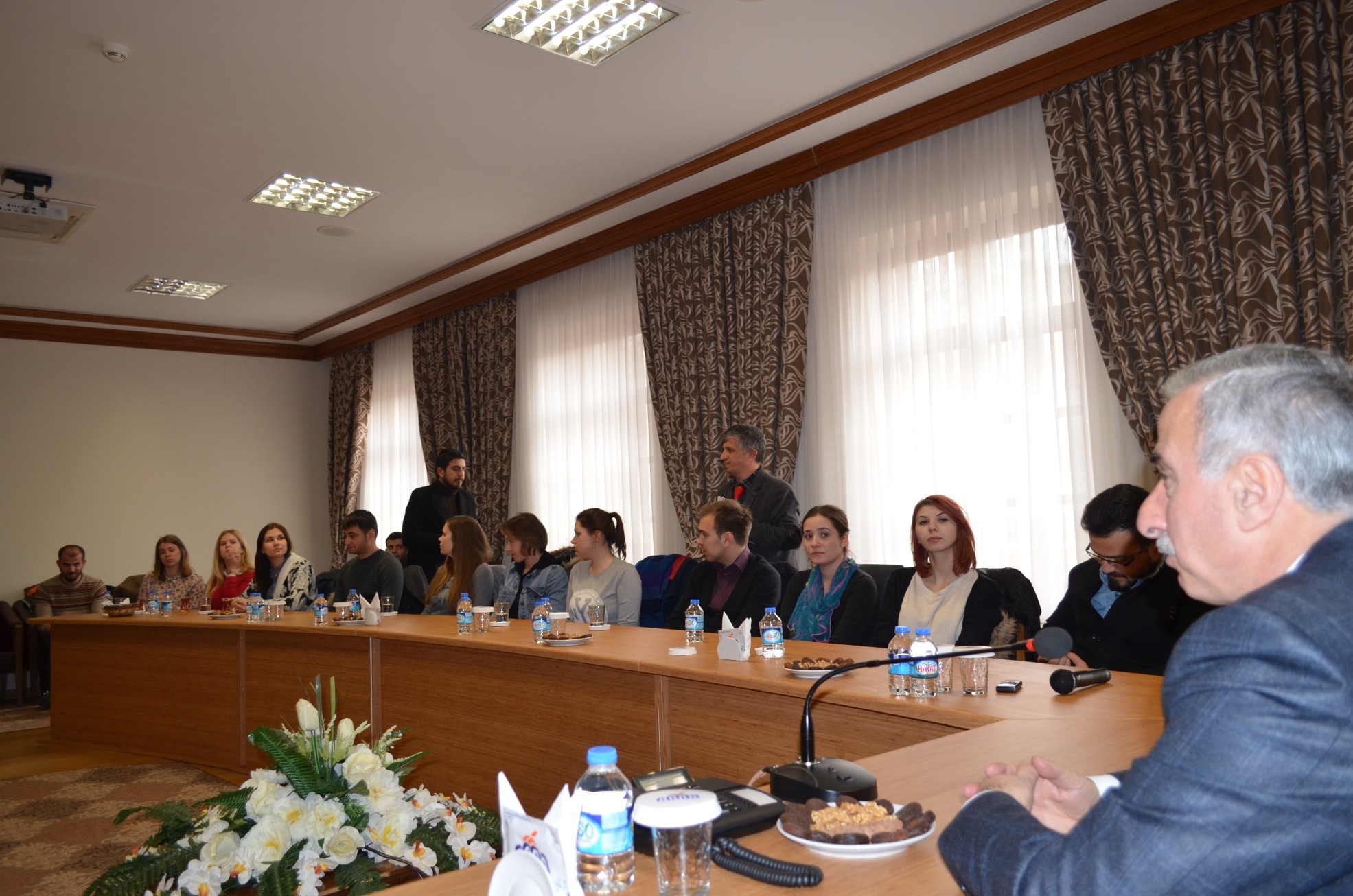 AVRUPALI GENÇLER VALİ KAMÇI’YI ZİYARET ETTİ