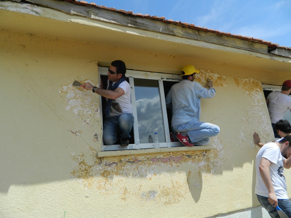 TÜRKİYE’NİN DÖRT BİR YANINDAN GELEN ÖĞRENCİLER OKULU BOYADILAR