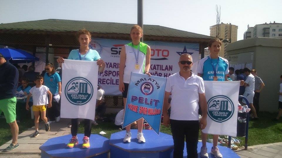 MALATYALI YÜZÜCÜLER DERECEYLE DÖNÜYOR