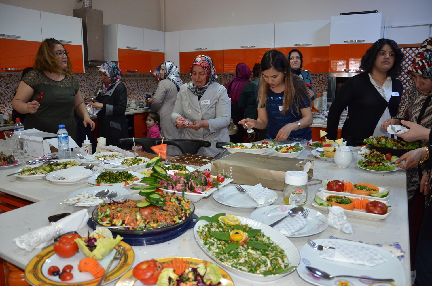 HÜNERLİ ELLER YARIŞTI