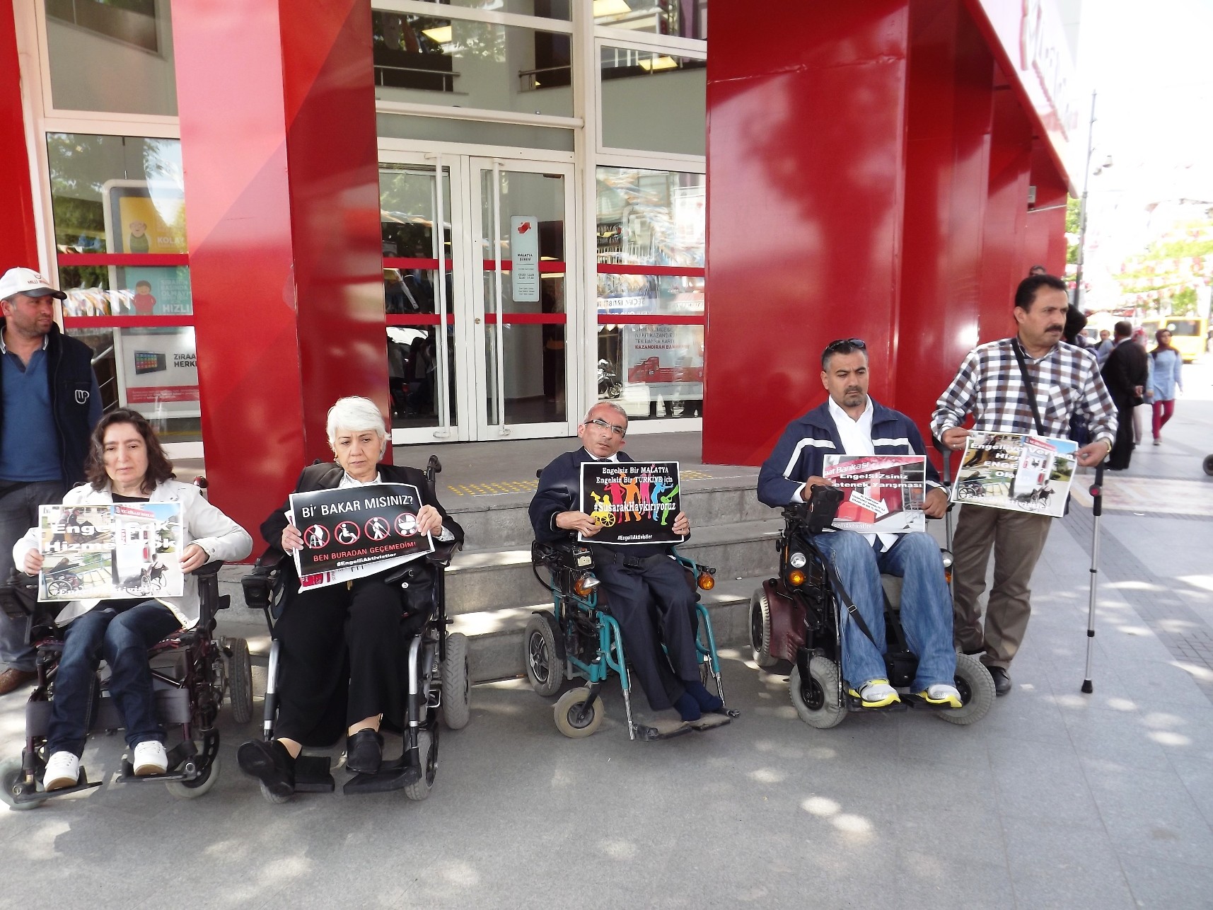 ENGELLİLERDEN RAMPA EYLEMİ