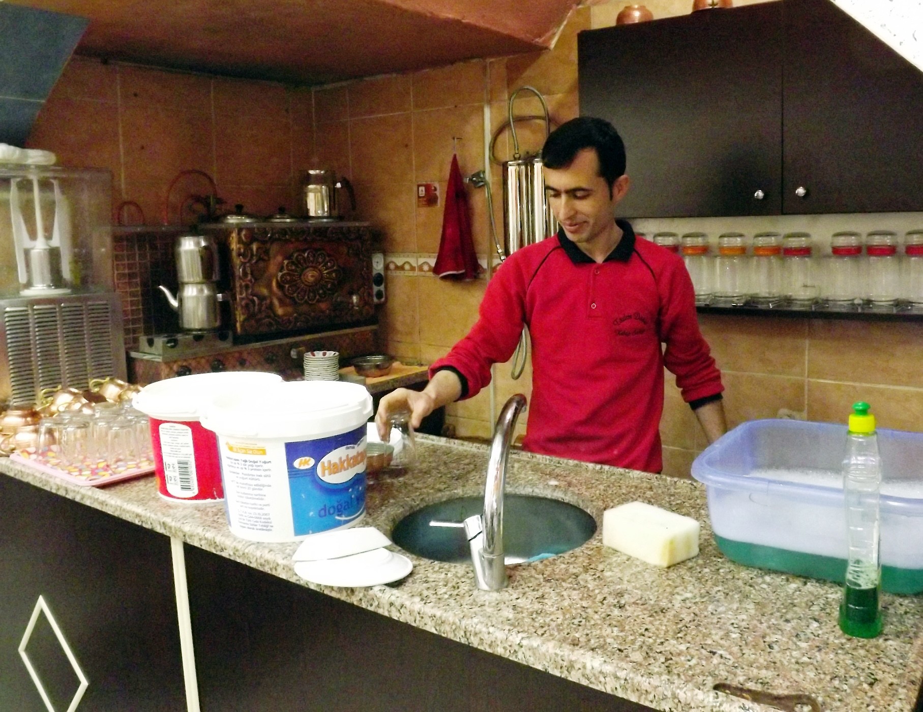 SURİYE’DEKİ SAVAŞTAN KAÇAN ÖĞRETMEN MALATYA’DA BULAŞIK YIKIYOR