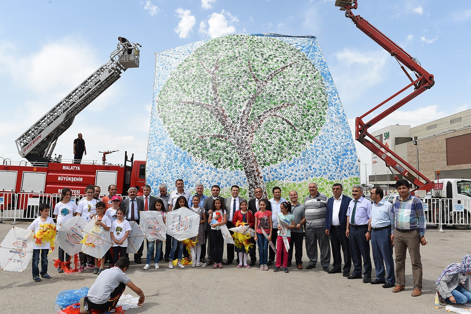 ÇEVRE GÜNÜ’NDE ÇOCUKLAR UÇURTMAYLA ŞENLENDİ
