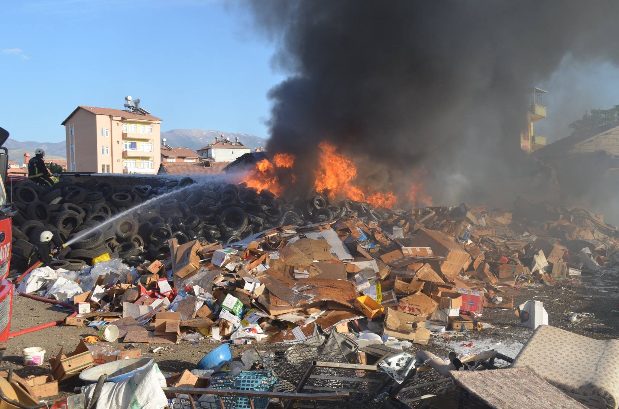 HURDACIDA ÇIKAN YANGIN KORKUTTU