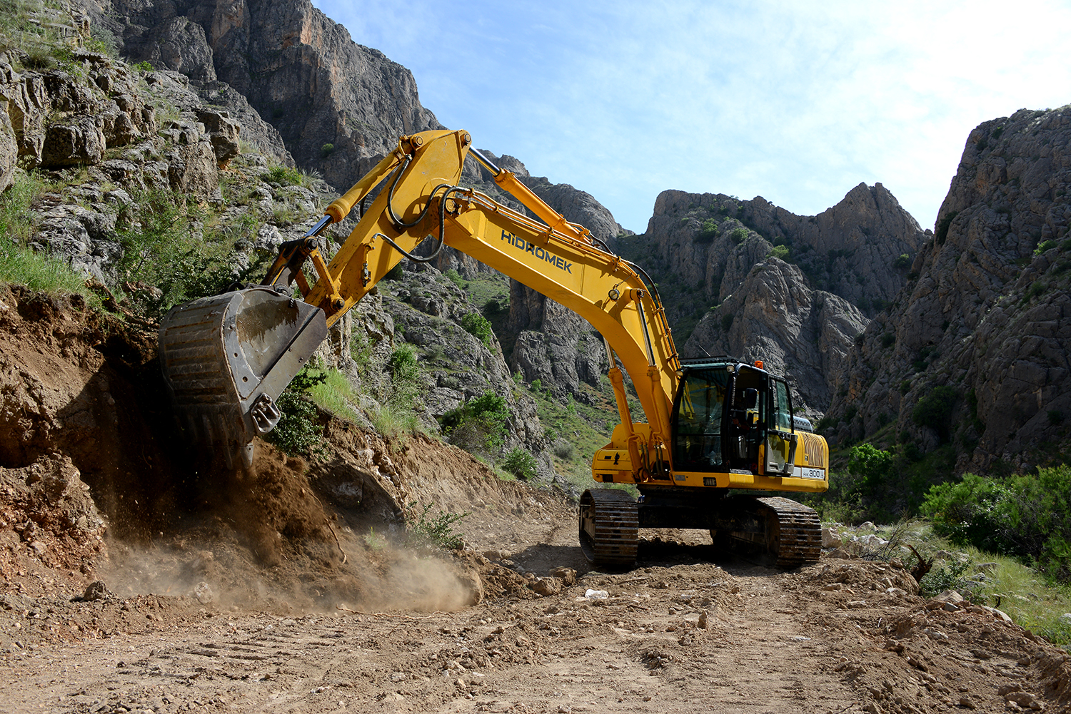 AKÇADAĞ’DA SULAMA SUYU PROJESİ İÇİN 2 KM’LİK YOL AÇILDI