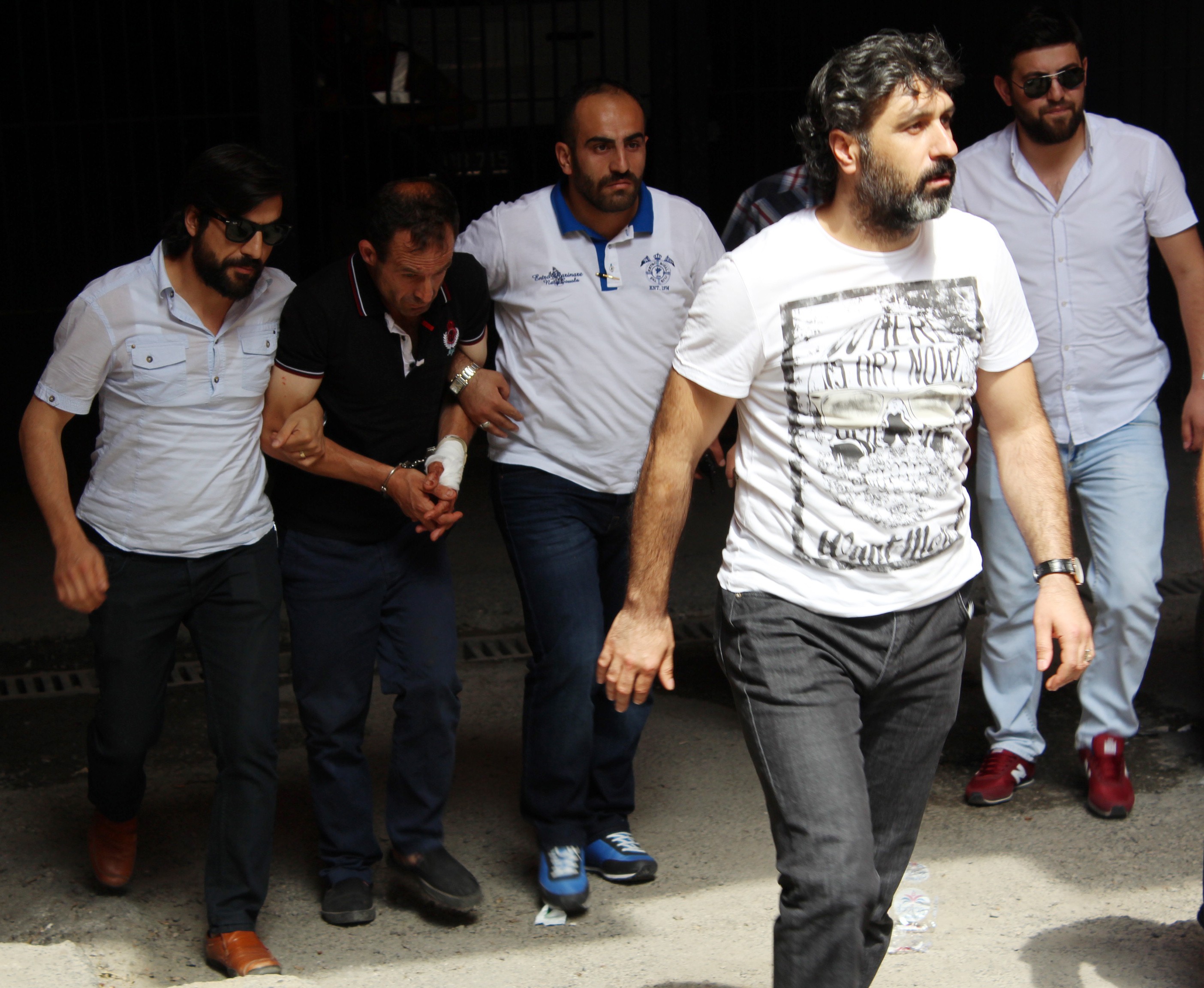 EŞİNİ VE UYUYAN İKİ ÇOCUĞUNU BIÇAKLAYARAK ÖLDÜRDÜ