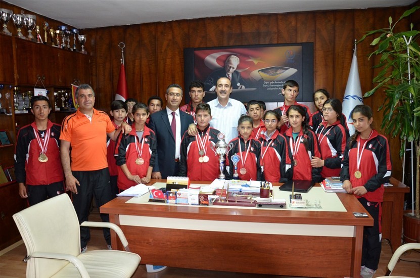 İŞİTME ENGELLİLERDE TÜRKİYE ŞAMPİYONU OLDULAR