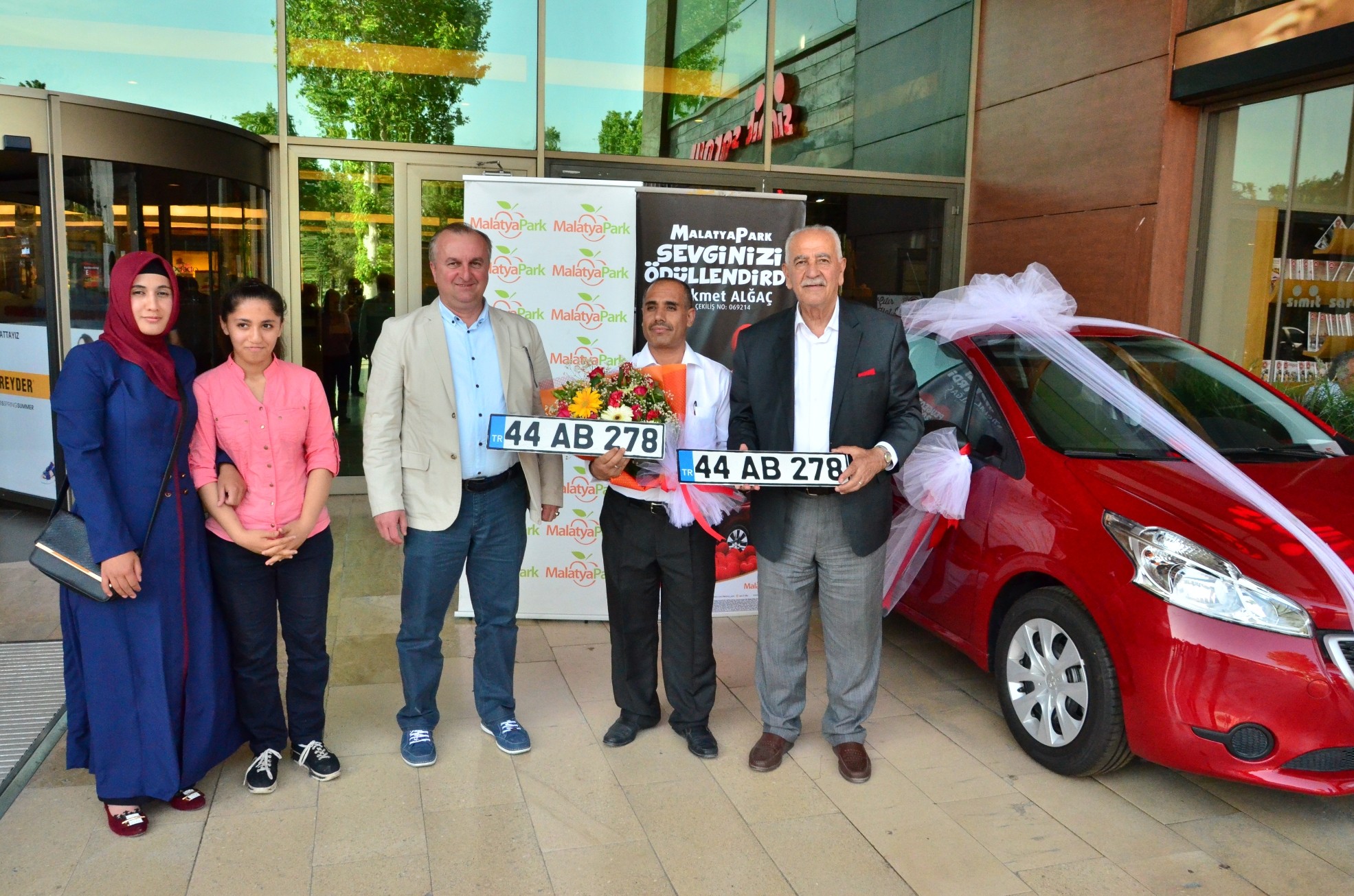 75 TL ALIŞVERİŞ İLE KAZANDIĞI ARACINI TESLİM ALDI