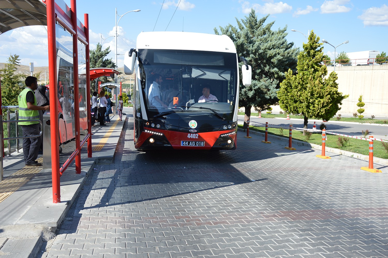 TRAMBÜSLER, 3 AYDA 1,2 MİLYON YOLCU TAŞIDI