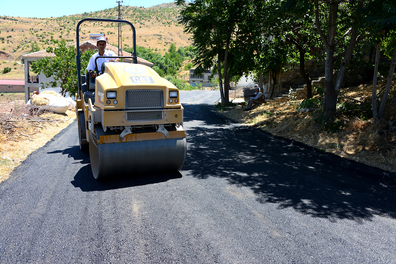 BÜYÜKŞEHİR BELEDİYESİ YAZIHAN’DA 90 KM YOL ÇALIŞMASI YAPTI