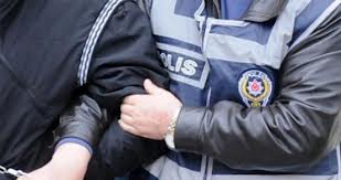 UYUŞTURUCUDAN ARANAN ŞAHIS ÇUVALDA BULUNDU