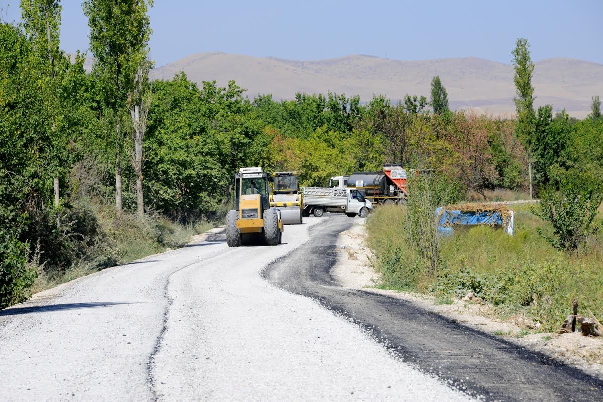 YAZIHAN’IN ÖNEMLİ GRUP YOLLARI ASFALTLANIYOR