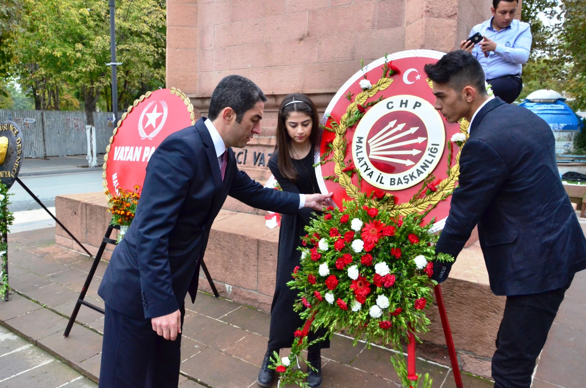 CHP, ATATÜRK ANITINA ÇELENK SUNDU