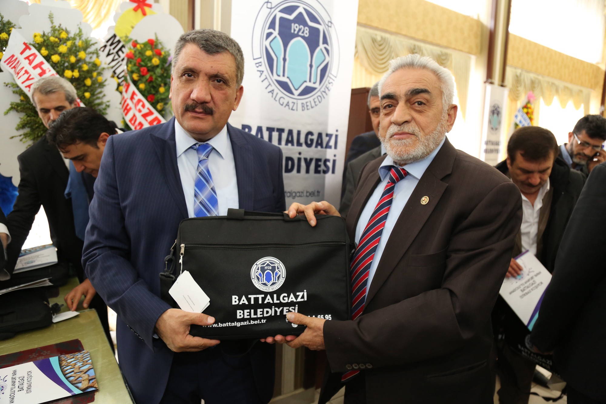 BELEDİYEDEN 102 MAHALLE MUHTARINA DİZÜSTÜ BİLGİSAYAR