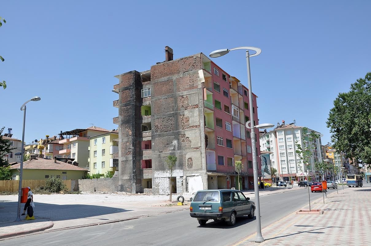 YIKILAN İKİ APARTMAN YENİLENİYOR