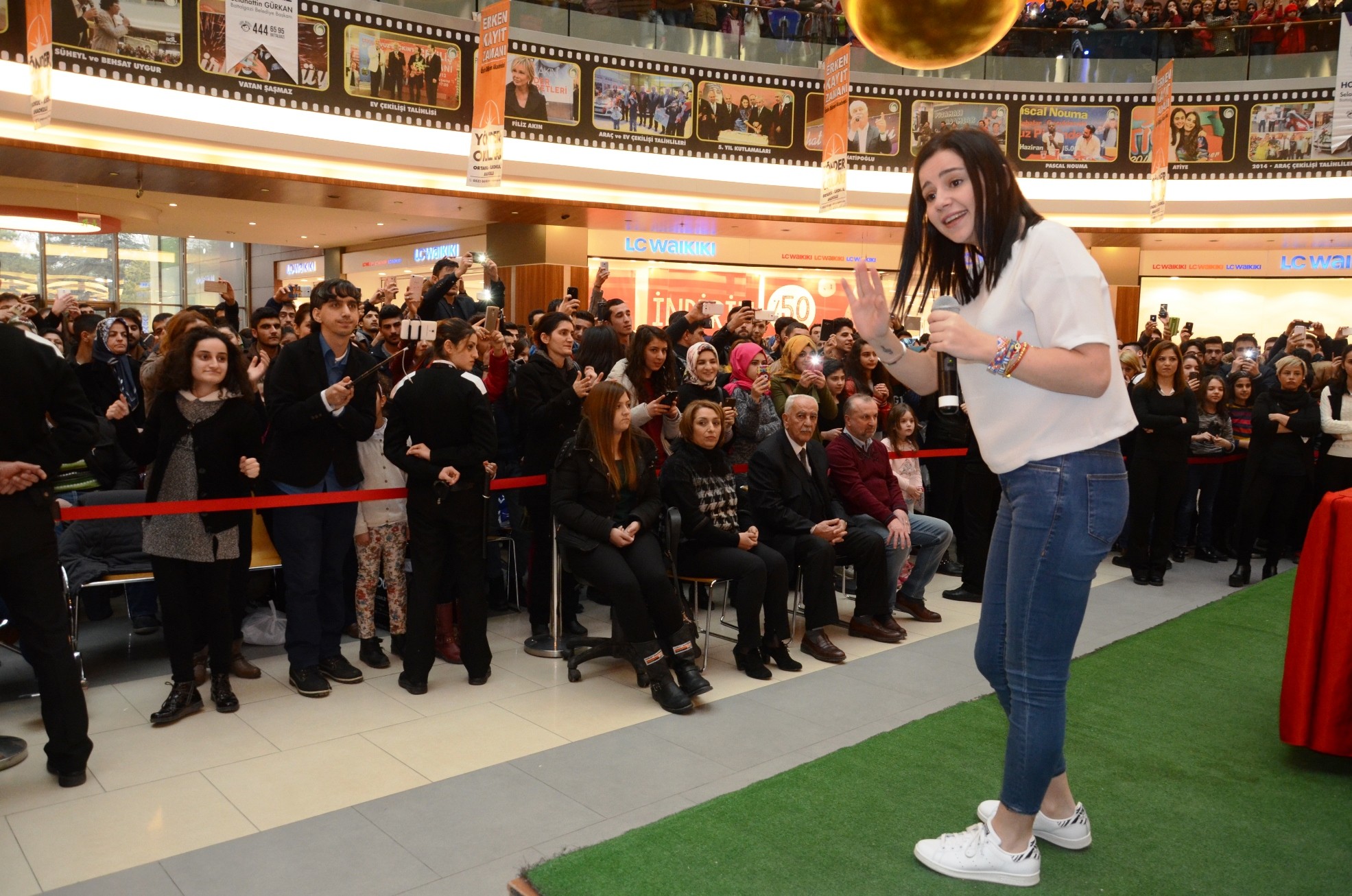 SEVİLEN SANATÇI MERVE ÖZBEY, HAYRANLARI İLE BULUŞTU