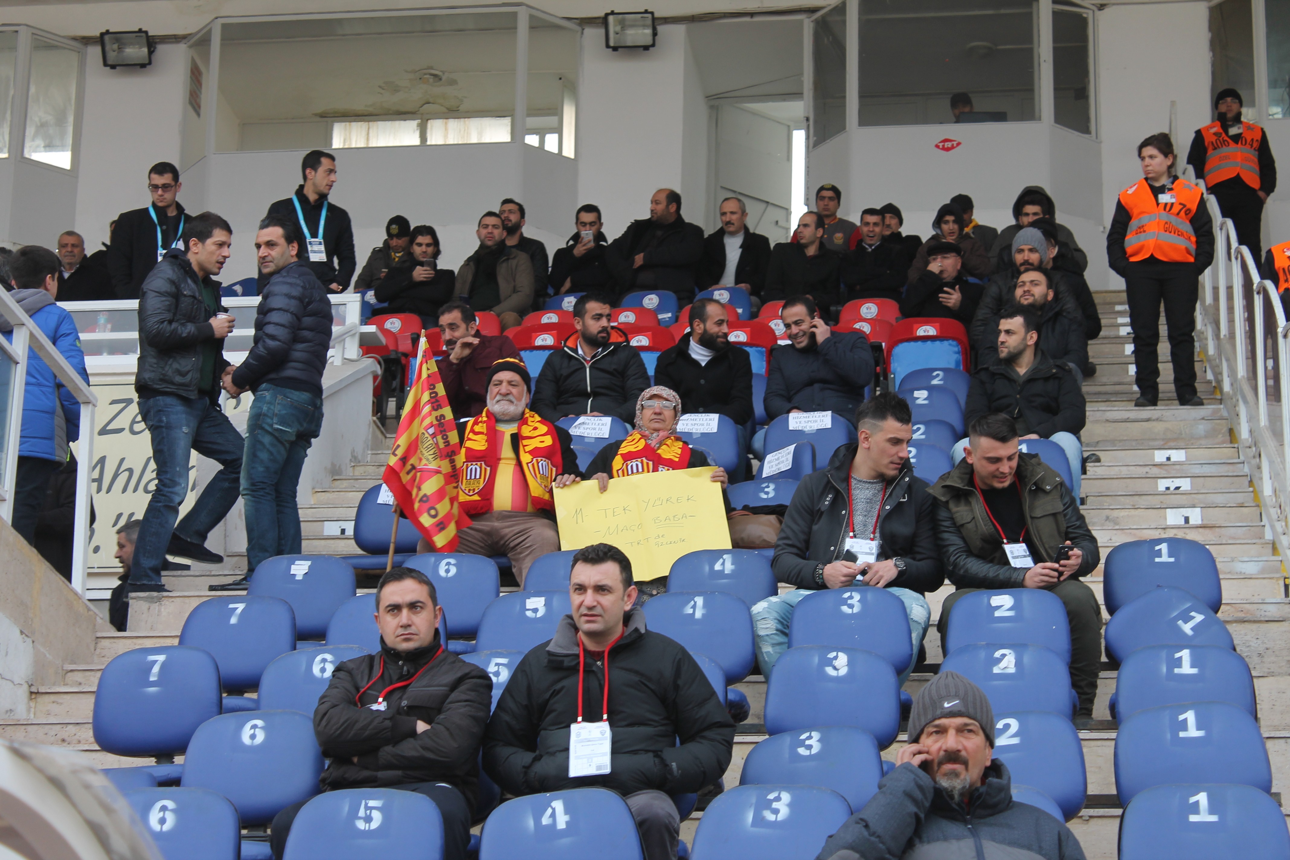 YAŞLI ÇİFT, MAÇTA SEVGİLİLER GÜNÜNÜ KUTLADI