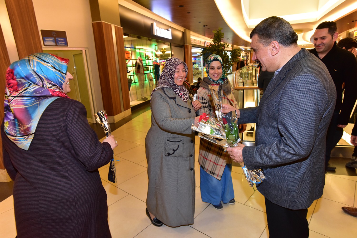 VATANDAŞLARA 500 ADET FİDAN DAĞITILDI