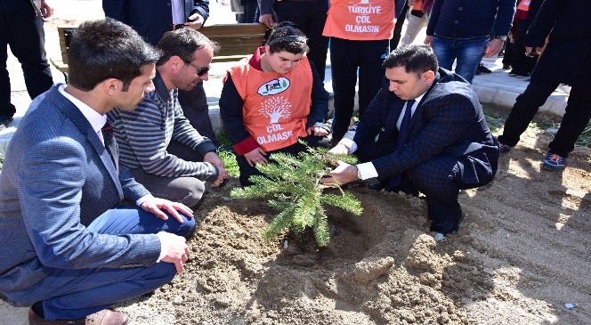 DOWN SENDROMLU ÖĞRENCİLER FİDAN DİKTİ