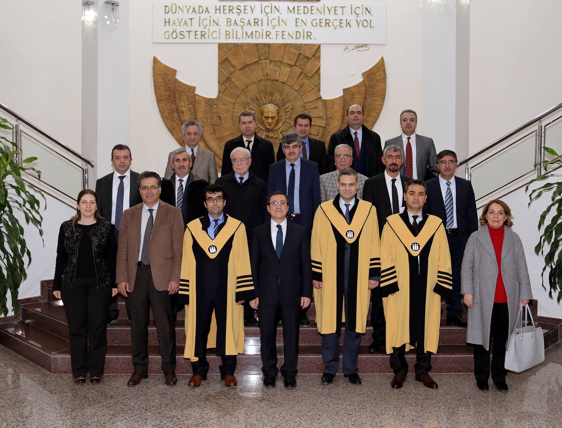 UNVANDA YÜKSELEN AKADEMİSYENLERE CÜBBELERİ GİYDİRİLDİ