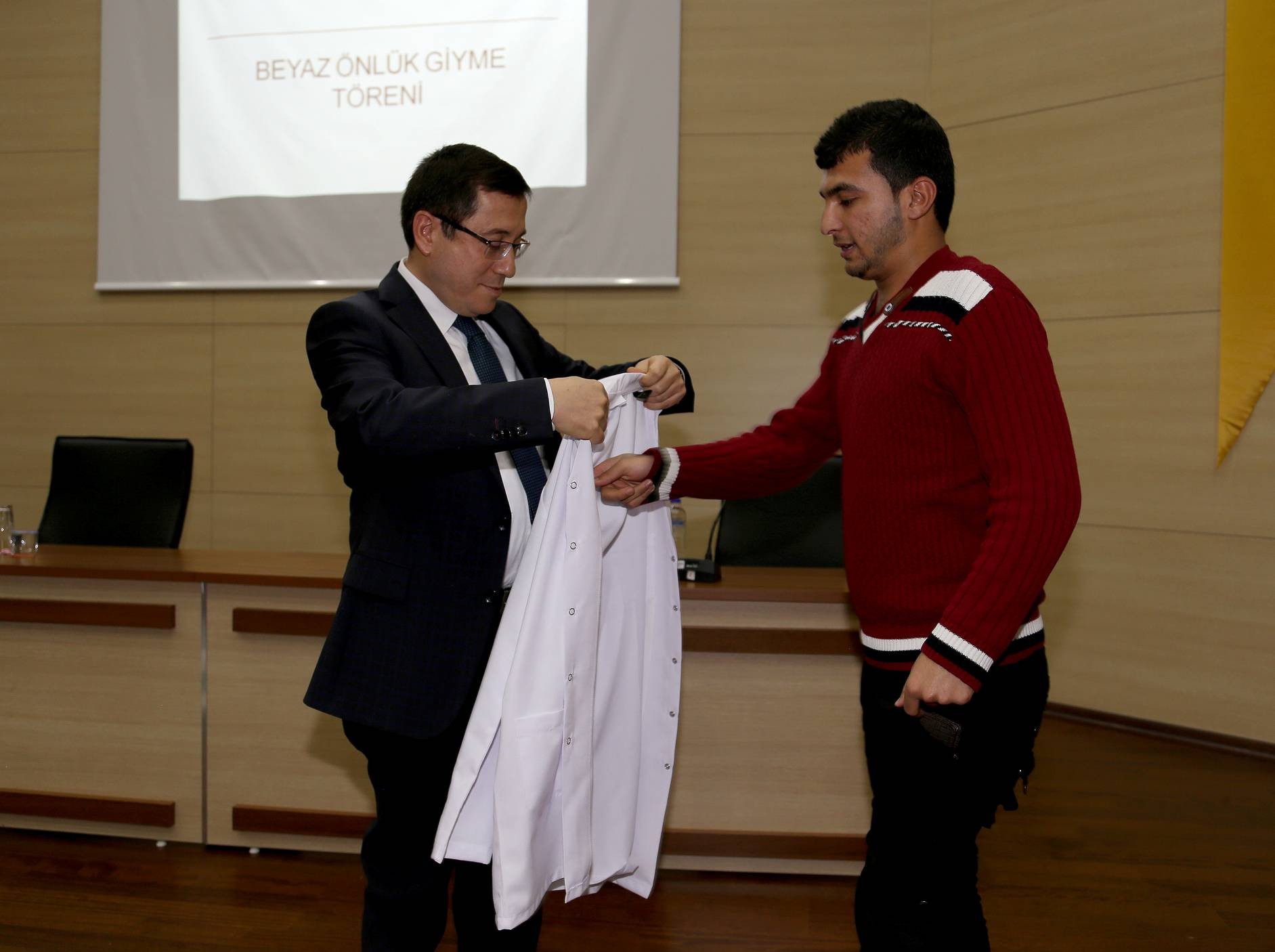 ECZACILIK FAKÜLTESİ ÖĞRENCİLERİ BEYAZ ÖNLÜKLERİNİ GİYDİ