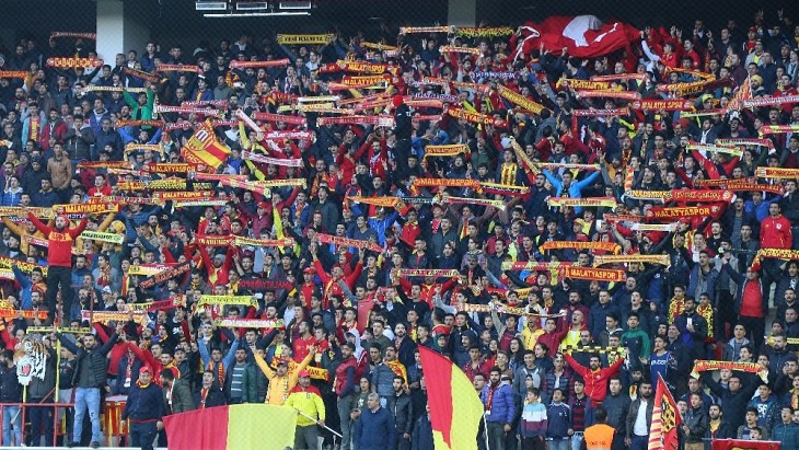 TARAFTAR KÖTÜ SONUÇLAR NEDENİYLE YÖNETİME, TEKNİK HEYETE VE FUTBOLCULARA DAVA AÇTI