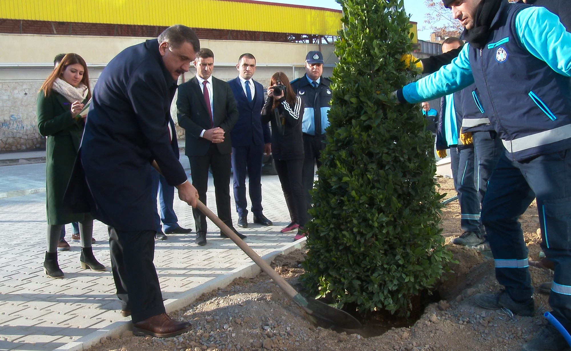 BATTALGAZİ BELEDİYESİNİN YENİ BİNASINDA PEYZAJ ÇALIŞMALARI SÜRÜYOR