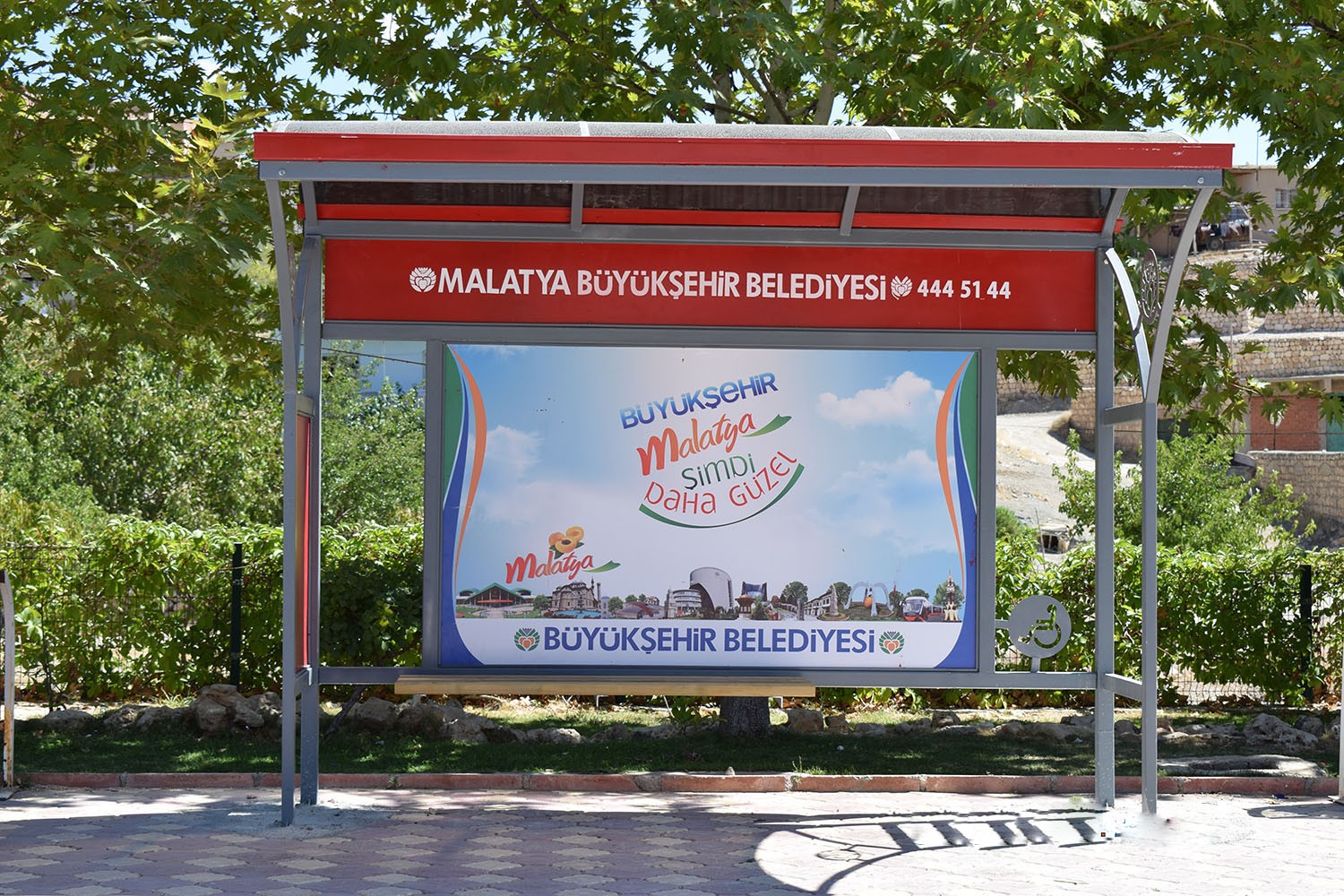 KIRSAL MAHALLELERE 300 ADET OTOBÜS DURAĞI MONTE EDİLDİ