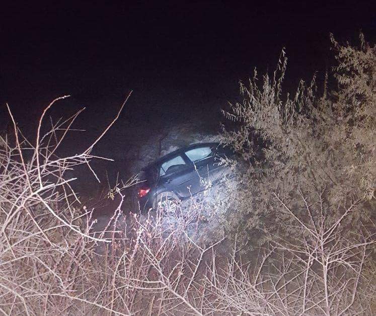 BUZLANAN YOLDA KAYAN OTOMOBİL DEREYE UÇTU: 3 YARALI