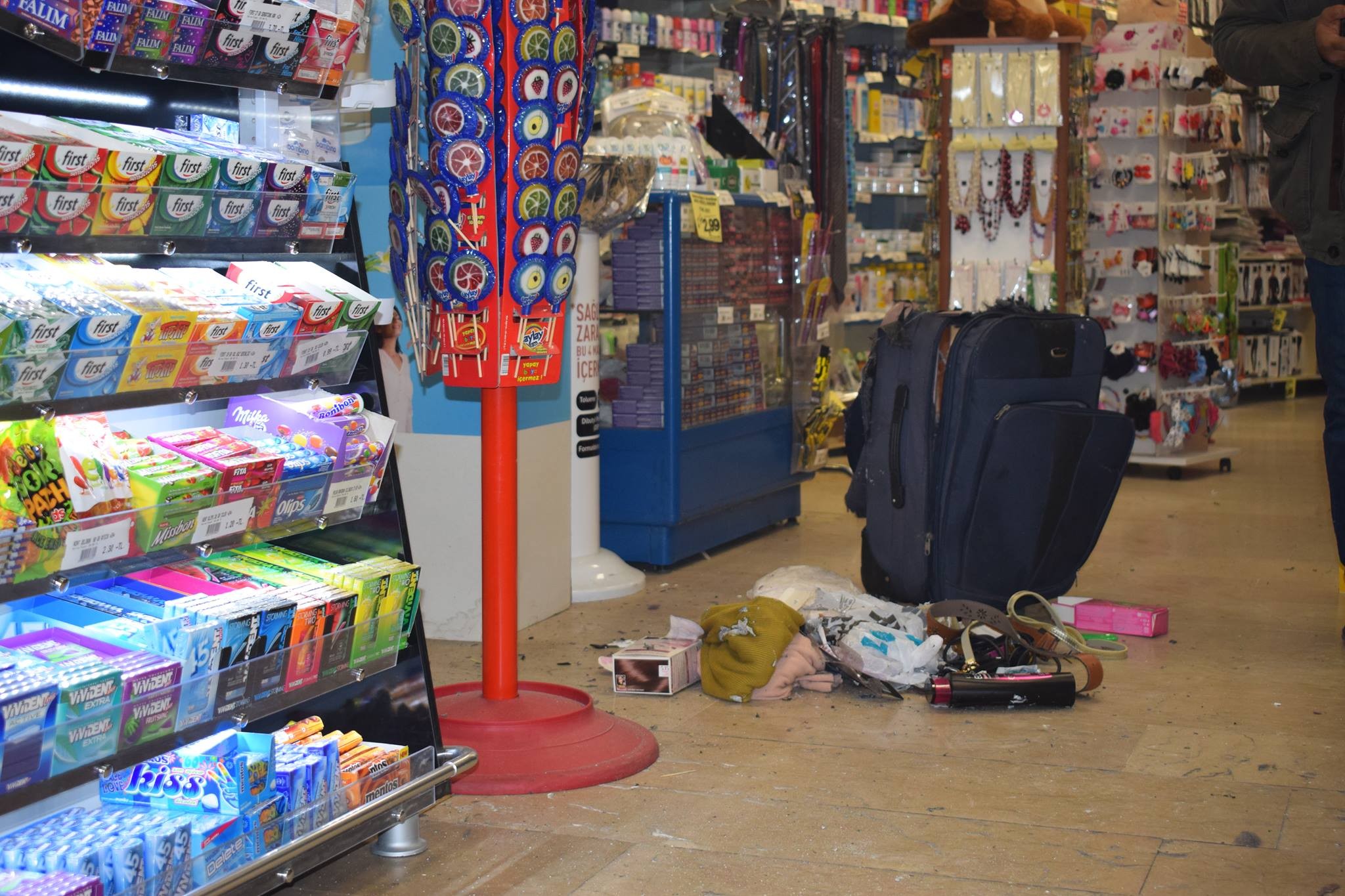 MARKETTE ŞÜPHELİ VALİZ PANİĞİ